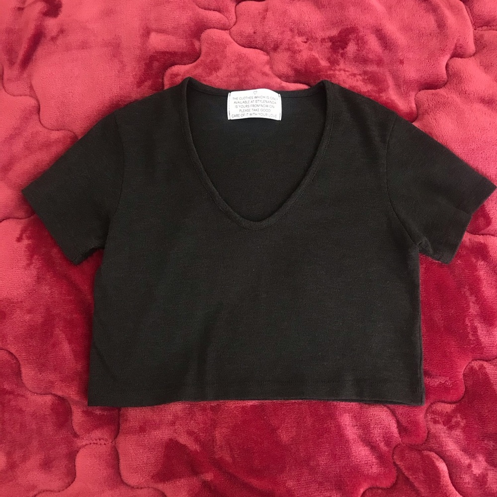 Stylenanda Cropped V-neck top